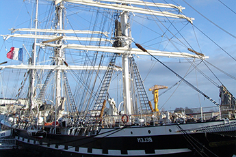 Le Belem amarré à un port.