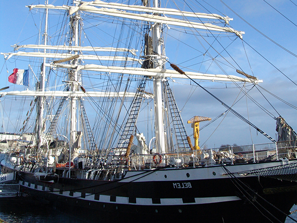 Le Belem amarré à un port.